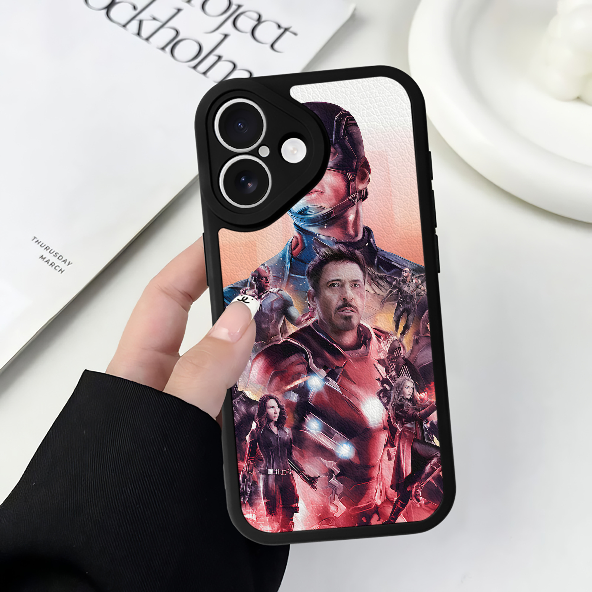 （画像用） アベンジャーズ The Avengers 【iPhone 16シリーズ対応】シリコンスマホケース（レザー調） 材質：シリコン